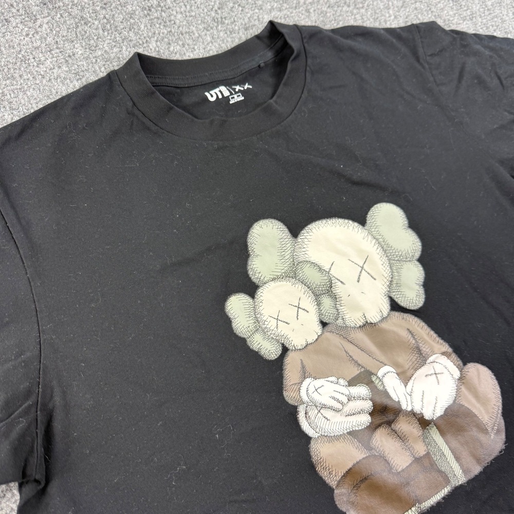 Uniqlo KAWS Graphic T-Shirt M Black UT Art Collaboration Mens